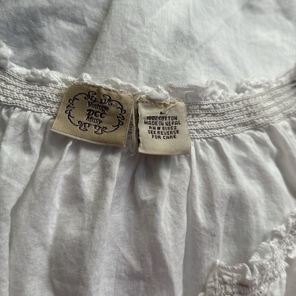 Women’sVintage DCC Missy white top with blue embroidered detail, size L - Picture 7 of 7